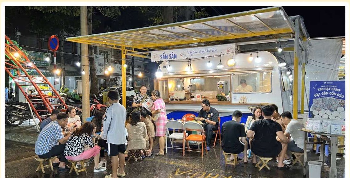 Khách ngồi quanh tiệm nước Sầm Sâm, Côn Của